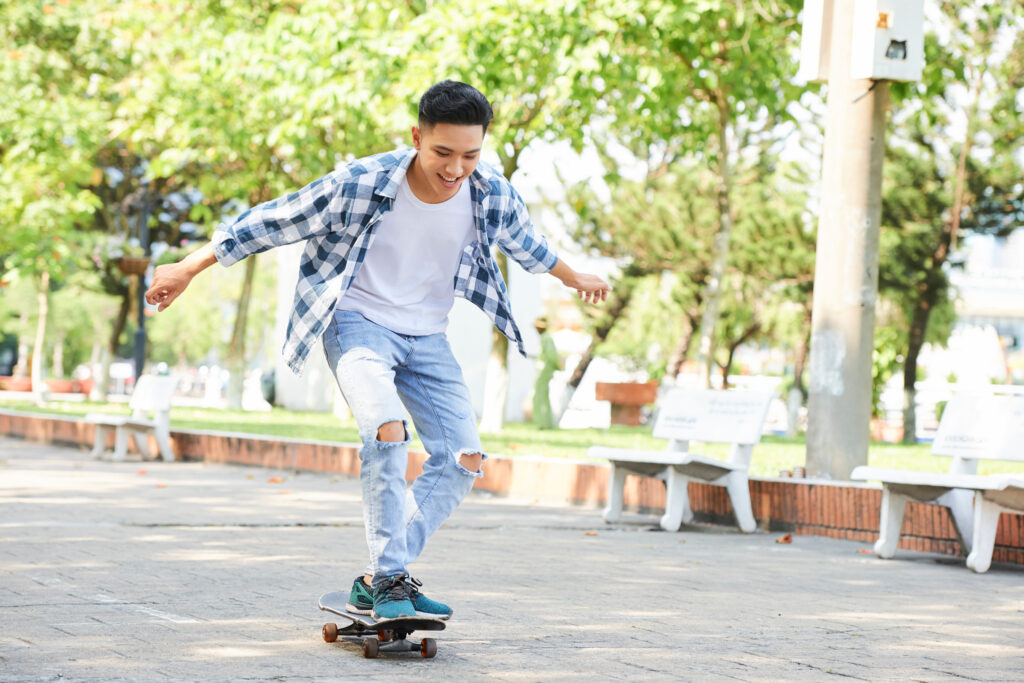 Skateur pratique le skateboard en ville