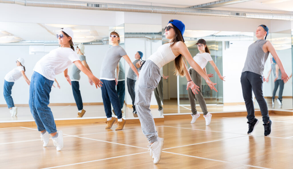 Adolescents s'entraînant au hip-hop dans un studio de danse