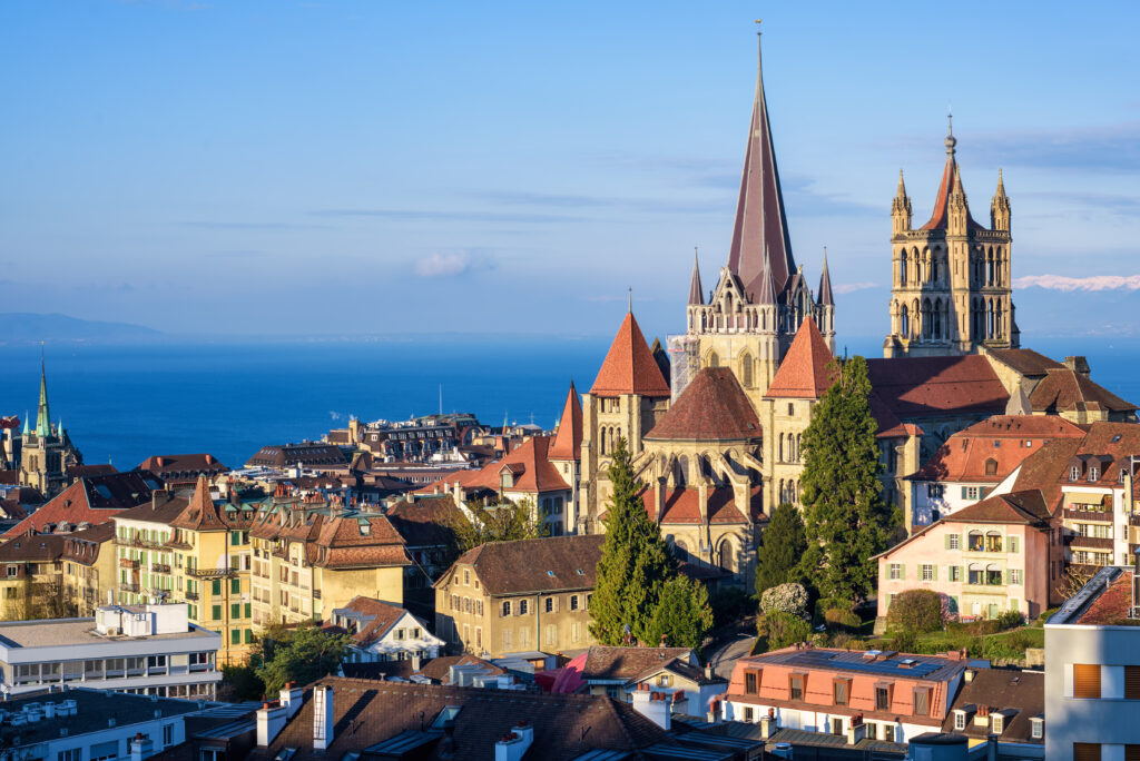 Vue de la cathédrale de Lausanne et du lac Léman