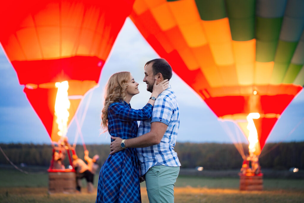 Couple devant des montgolfières
