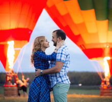 Couple devant des montgolfières