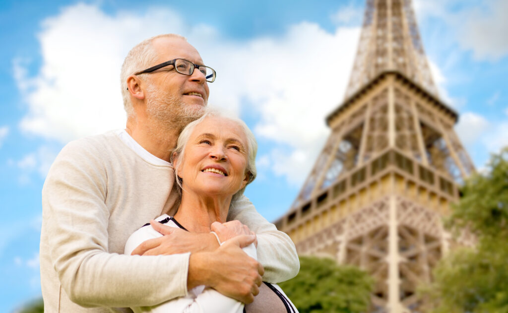 Couple devant la tour Eiffel à Paris
