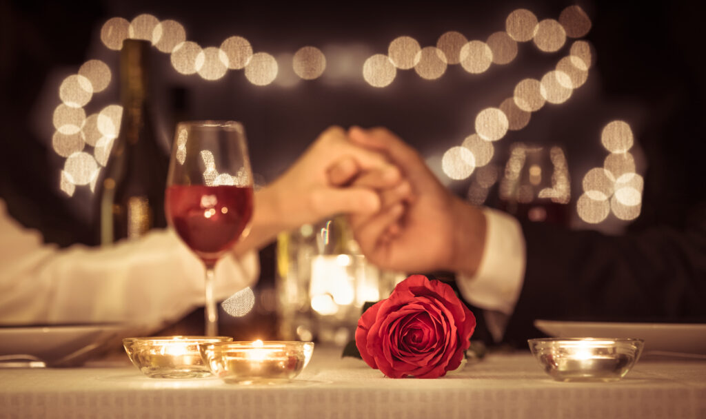 Couple se tient la main lors d'un souper romantique