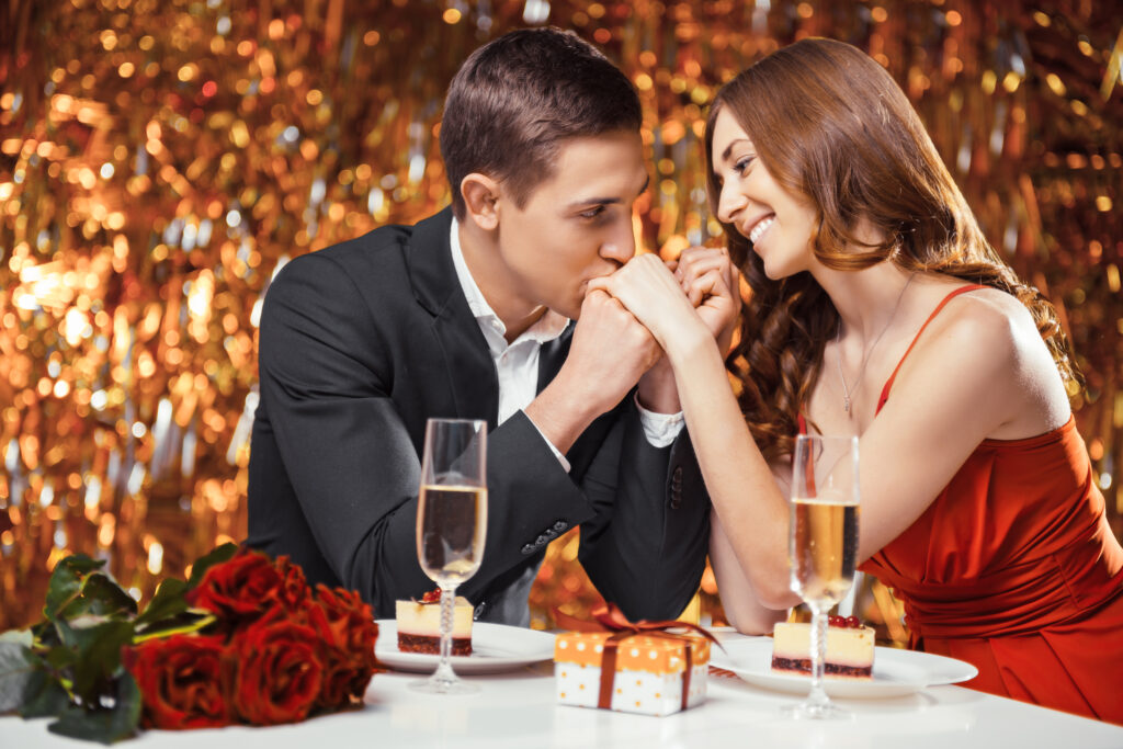 Jeune couple se regardant amoureusement à la table d’un restaurant