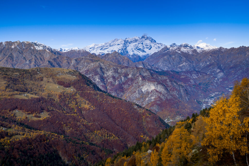 Panorama de Valsesia en automne