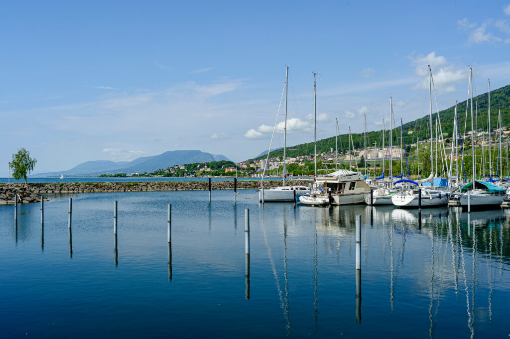 Petite marina sur les rives du lac de Neuchâtel