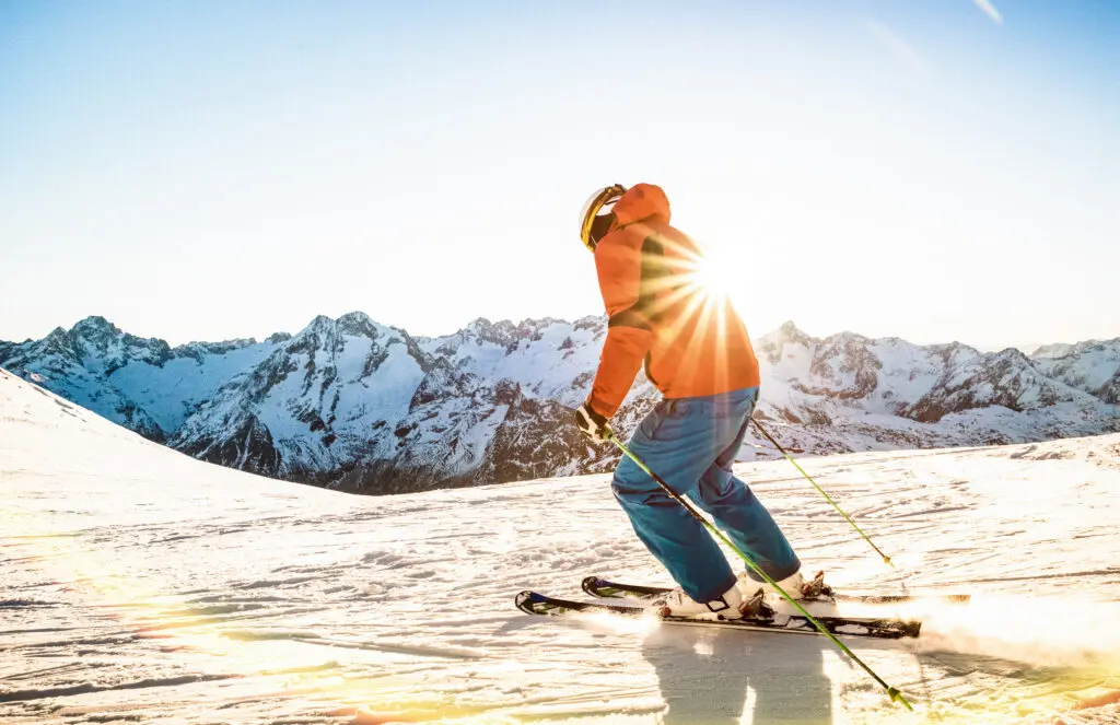 Skieur sur fond de coucher du soleil dans les Alpes