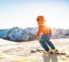 Skieur sur fond de coucher du soleil dans les Alpes