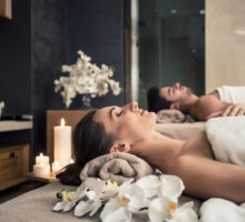 Une femme et un homme allongés au spa