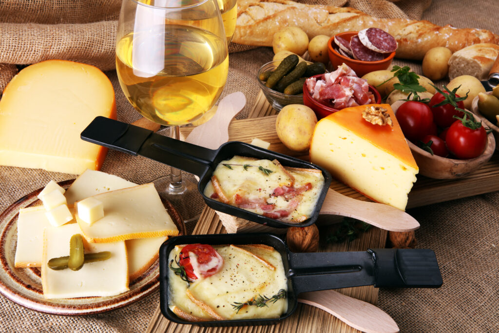 Assortiment de fromage à raclette et charcuterie sur une table