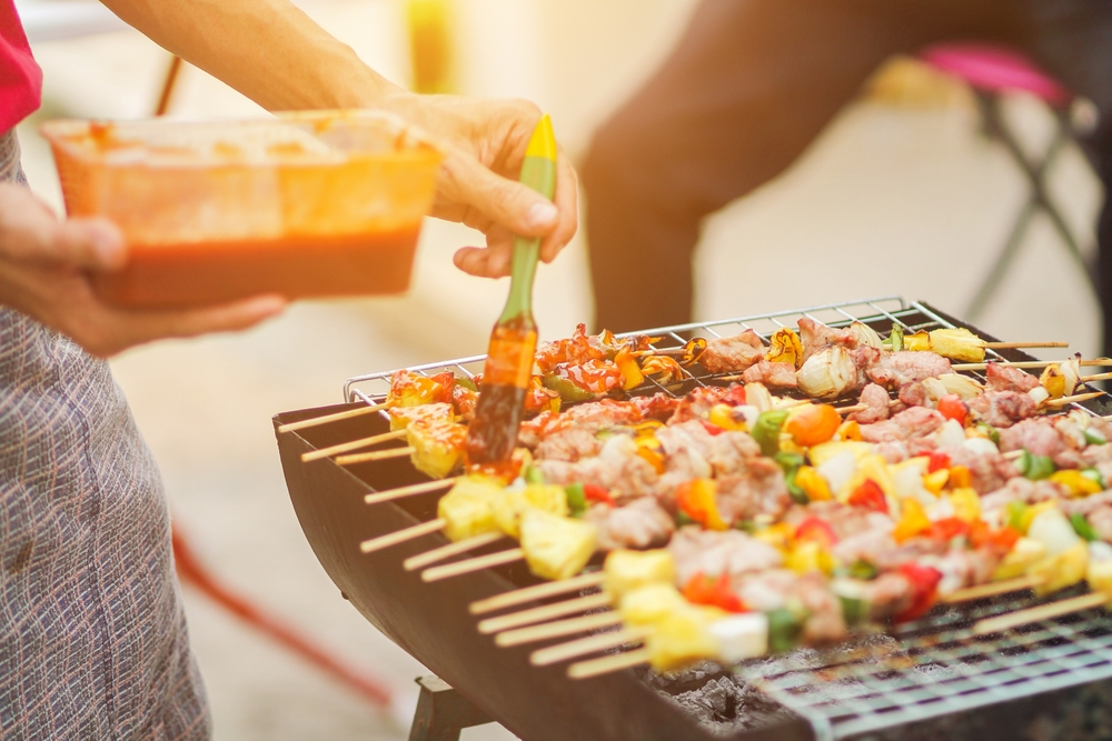 Un groupe de collègues a organisé un barbecue à l'intérieur de la villa après le travail pour fêter la réussite. Permet aux membres et aux amis de faire des activités ensemble.