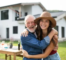 Père avec sa fille dans l'arrière-cour de leur jardin, s'amusant à l'occasion de la fête des pères.