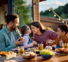 Une famille heureuse s'amuse en mangeant à la table pour la fête des mères.