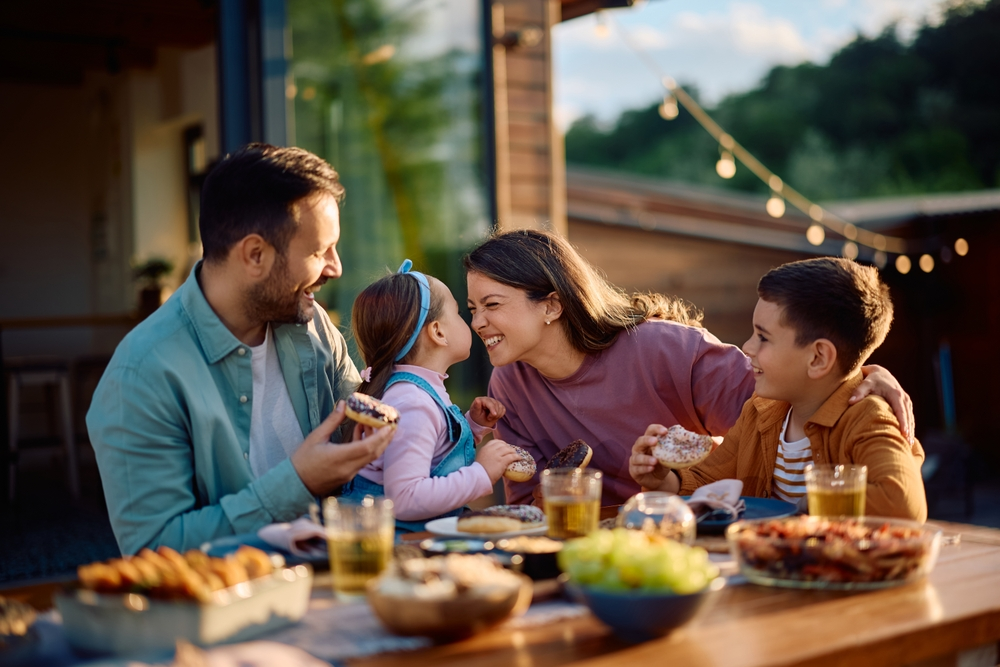 Une famille heureuse s'amuse en mangeant à la table pour la fête des mères.