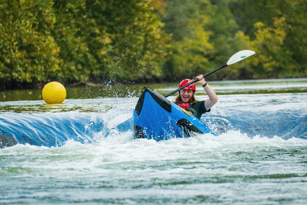 Un homme faisant du rafting sur la rivière à l'occasion de la fête des pères.