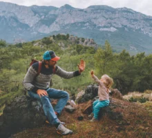 Famille père fan d'aventure et sa enfant fille de cinq ans voyage en montagne, randonnée ensemble pendant les vacances d'été en plein air.