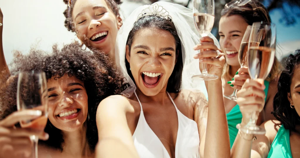 Selfie, champagne et enterrement de vie de jeune fille avec des femmes à l'hôtel pour l'été, une fête et des vacances. Voyage, portrait et fête prénuptiale avec un groupe d'amis dans un complexe hôtelier pour créer des souvenirs, à l'occasion de son enterrement de vie de jeune fille.