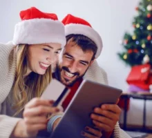 Un homme et une femme font des achats de noel en ligne pendant le black friday.