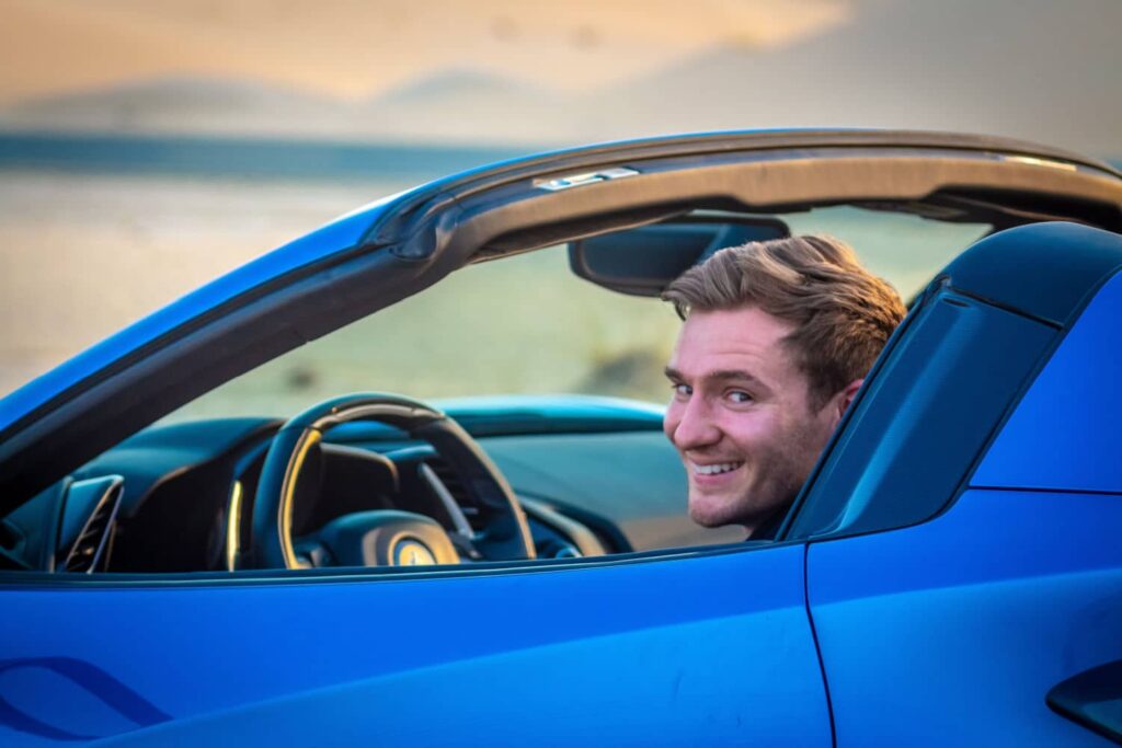 Un homme profite d'un stage de pilotage au volant d'une ferrari offert à l'occasion de la Saint-Valentin.