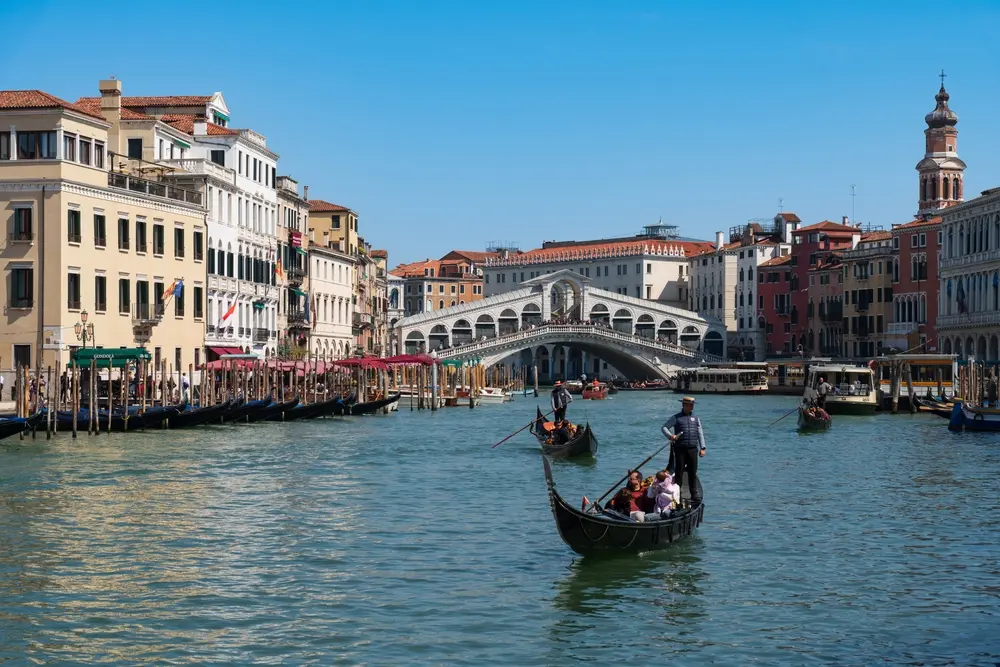 VENISE, ITALIE : Canal grande (grand canal) et Ponte di Rialto à Venise
