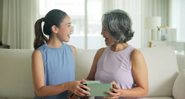 Offrir un cadeau à sa belle-mère pour la Fête des Mères : bonne ou mauvaise idée ?