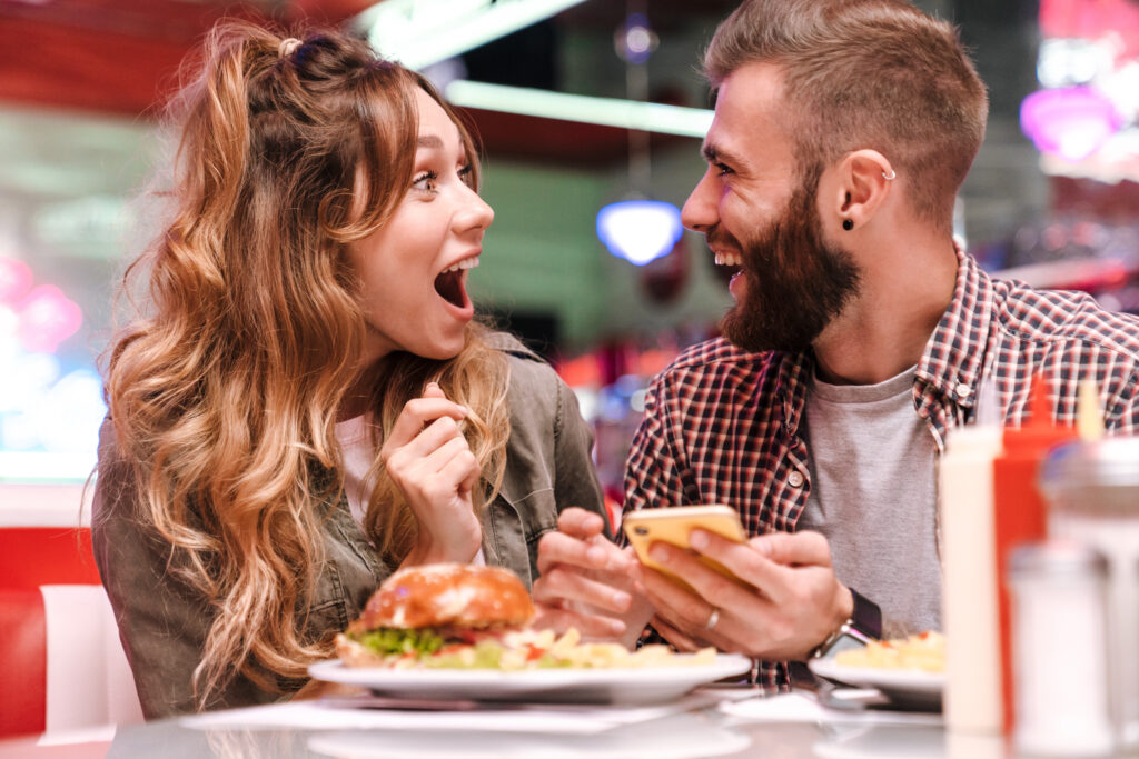Sorpresa gourmet: coppia felice al ristorante