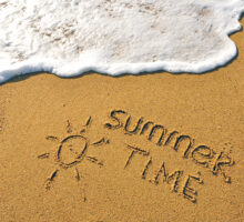 Hola verano escrito en la arena