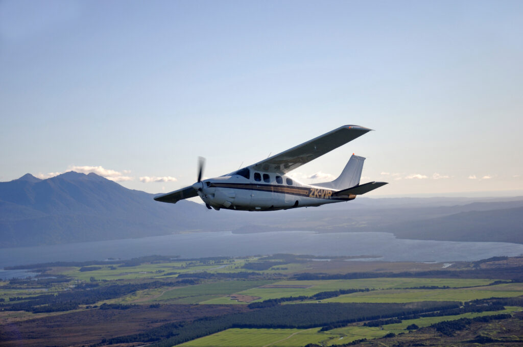Avioneta sobrevolando un paisaje natural