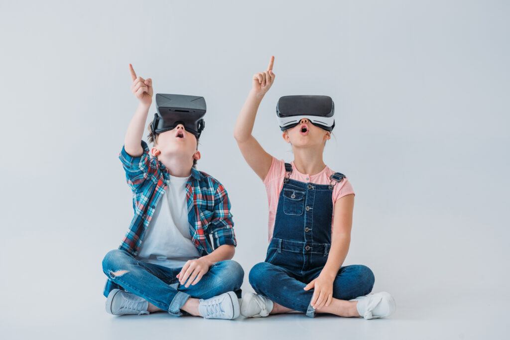 Niños asombrados con la realidad virtual