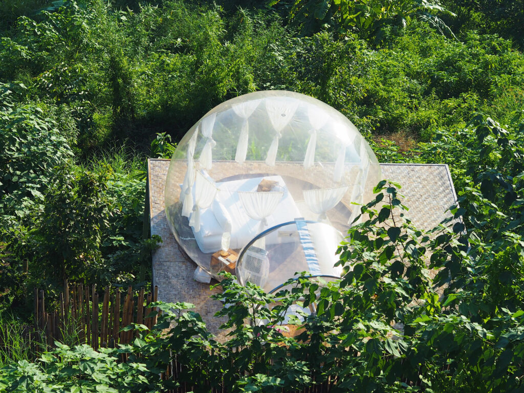 Romántico hotel burbuja en plena natura