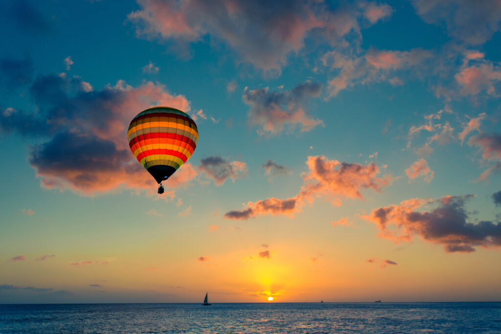 Un vuelo en globo al atarceder sobre el mar