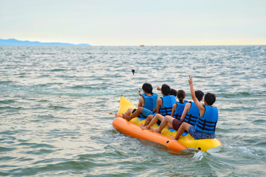 Grupo de jóvenes montados en un banana boat
