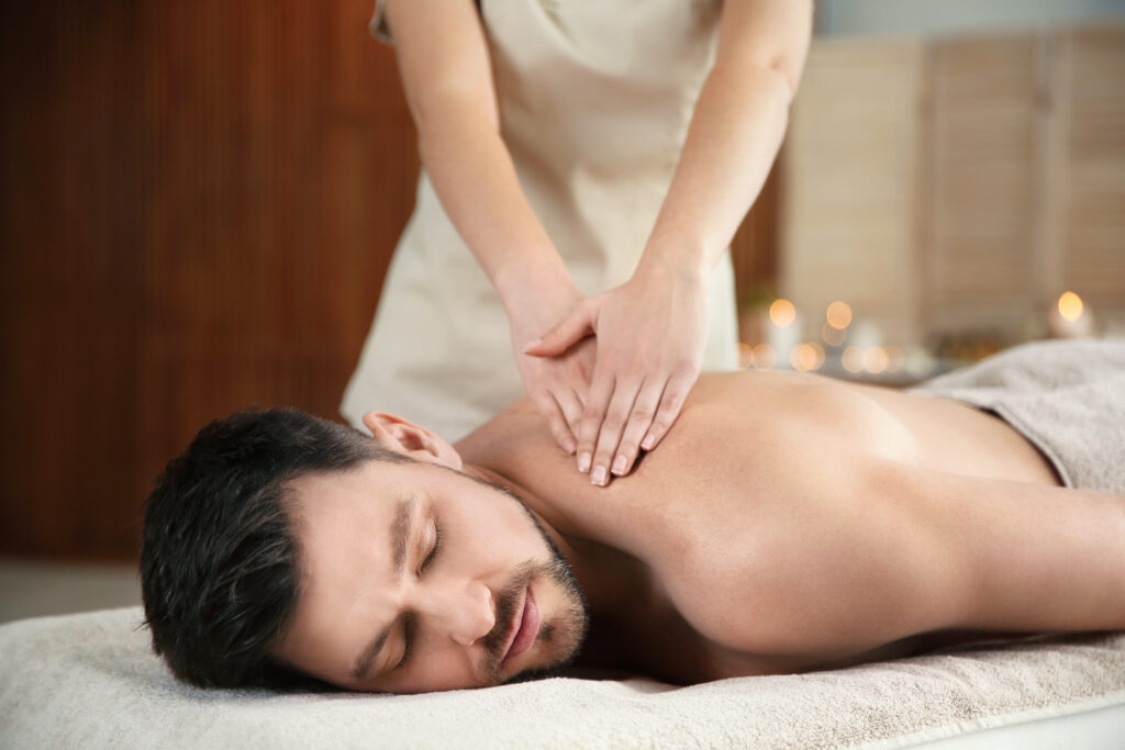 Hombre recibiendo un masaje relajante