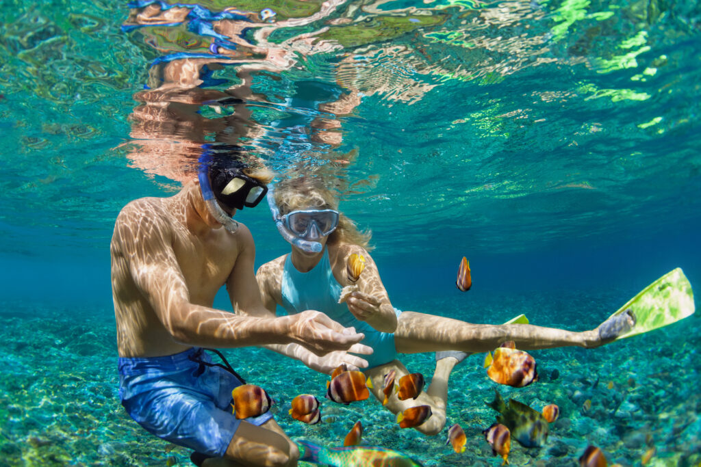 Jóvenes disfrutando del snorkel