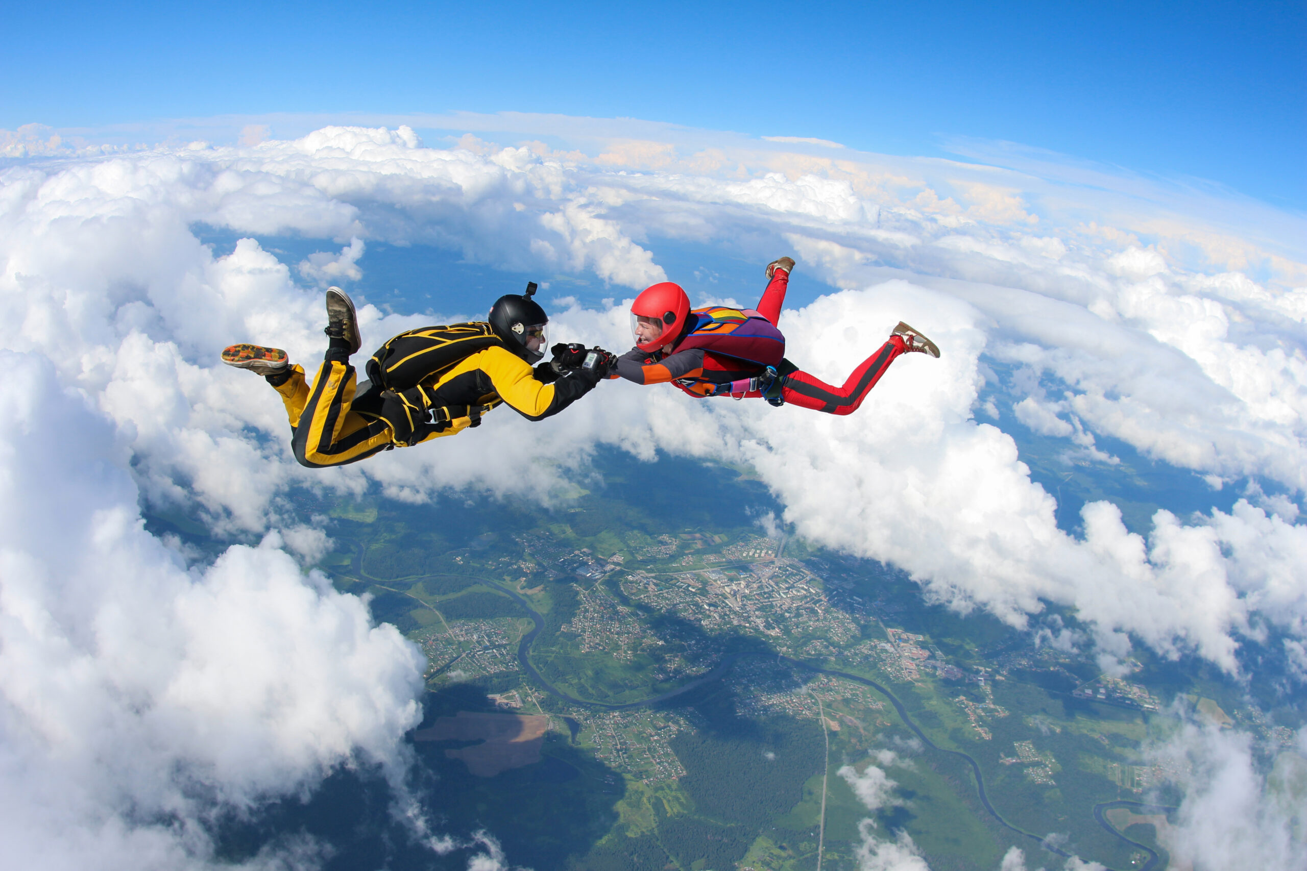 Dos personas realizando paracaídas