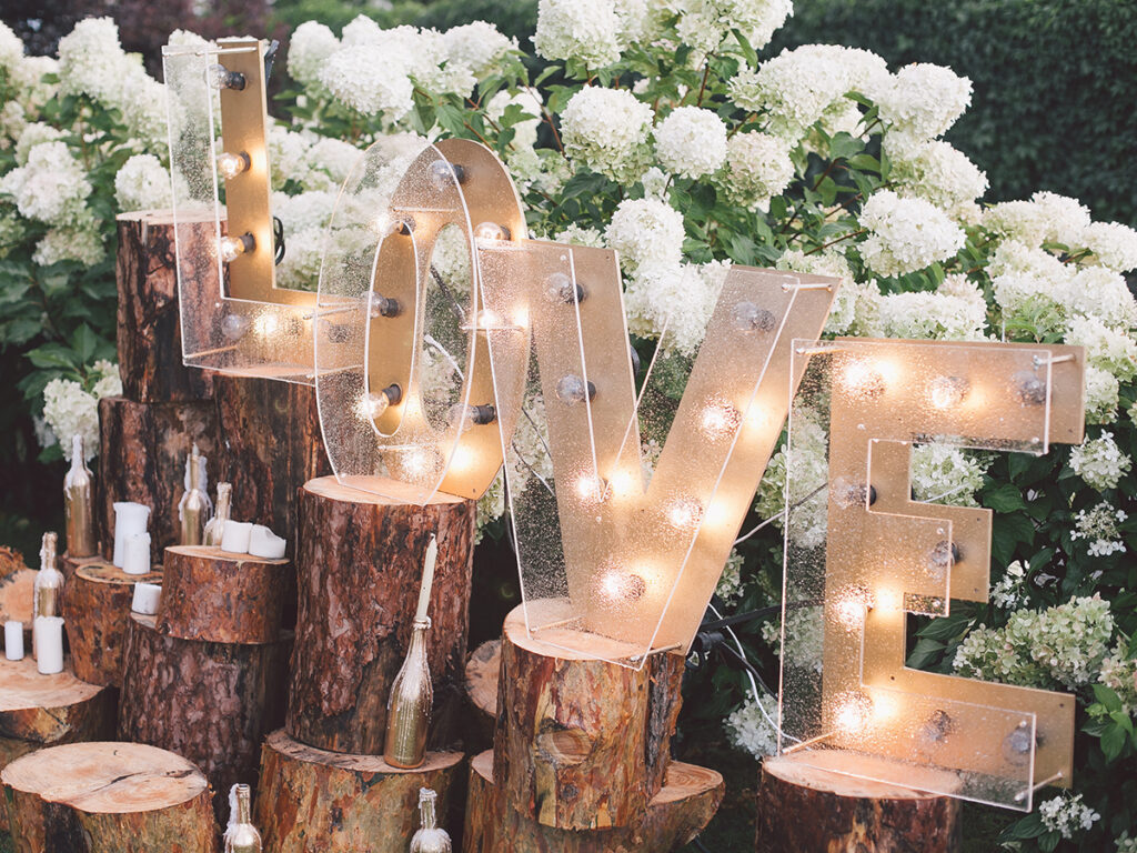 Decoración de boda con la palabra amor en inglés con luces