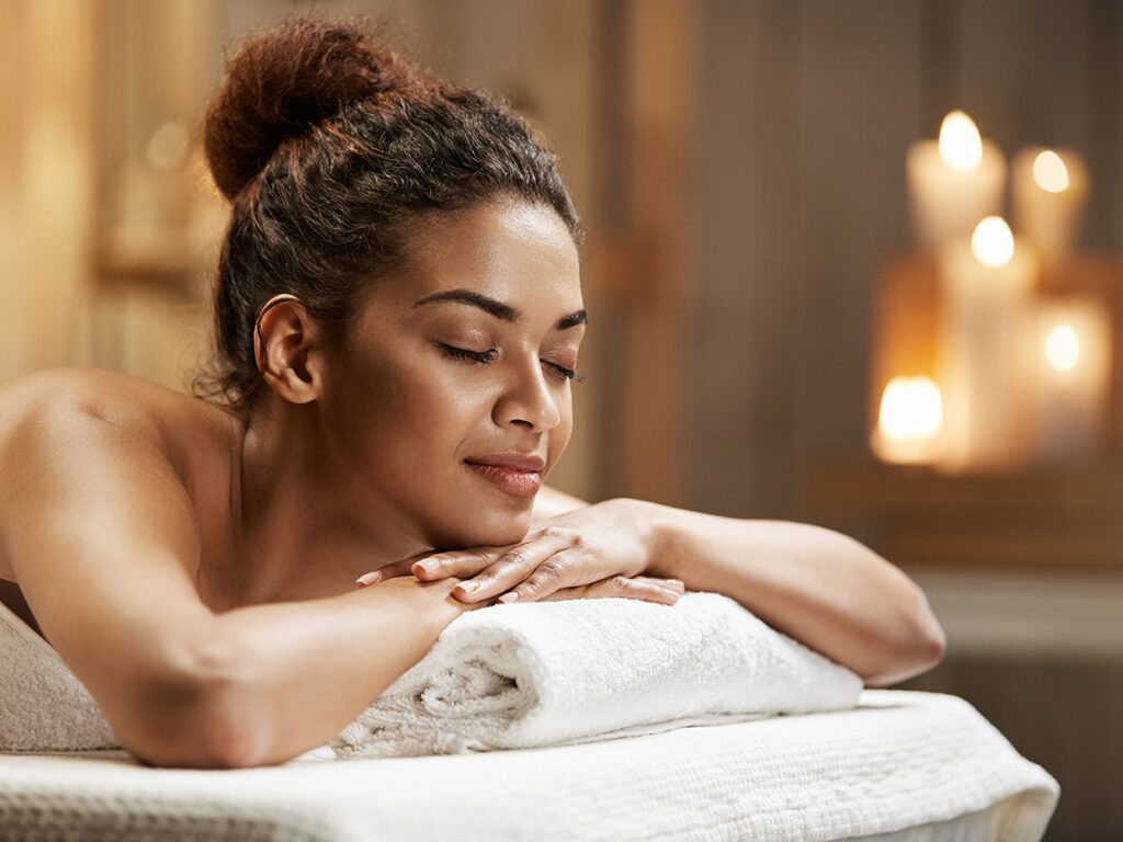 Mujer relajada en una camilla de masajes
