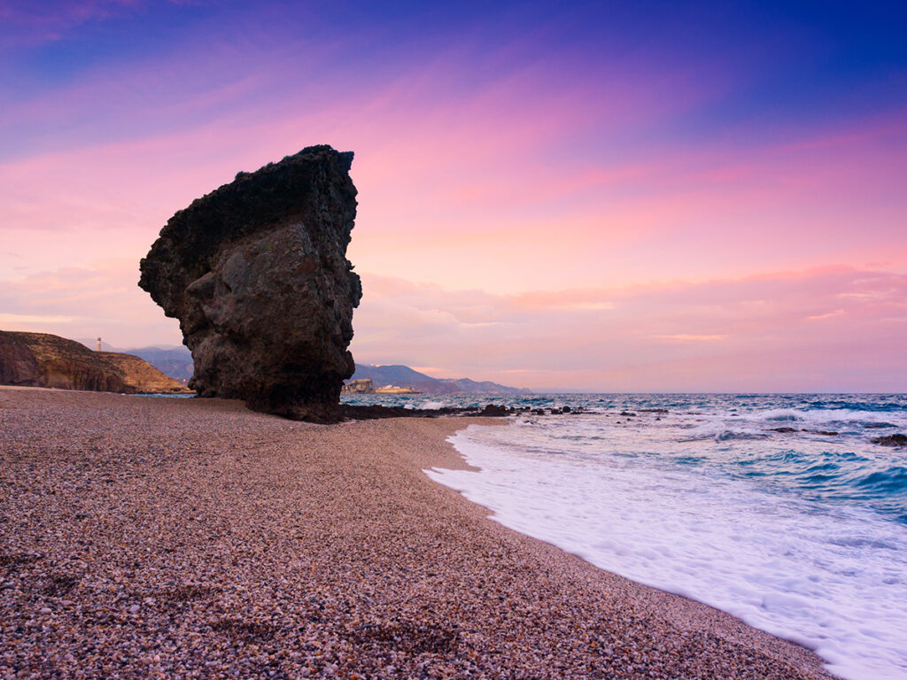 Roca en la playa de Los Muertos en Almería