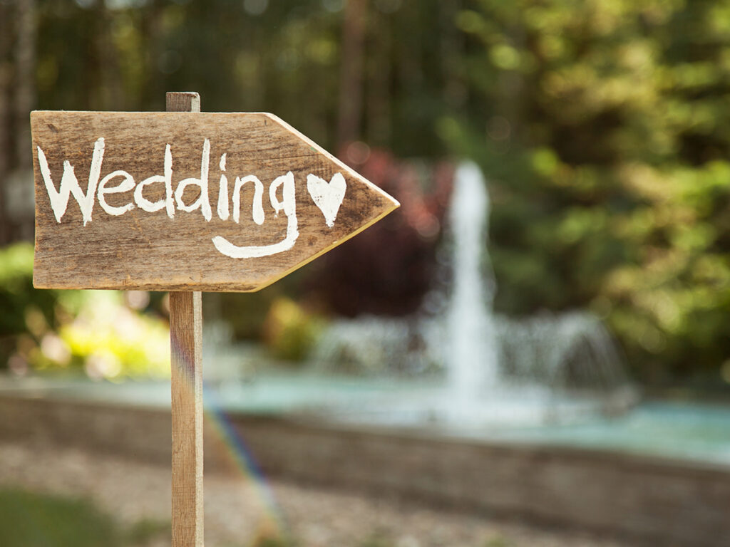 Señal de madera con la palabra boda en inglés