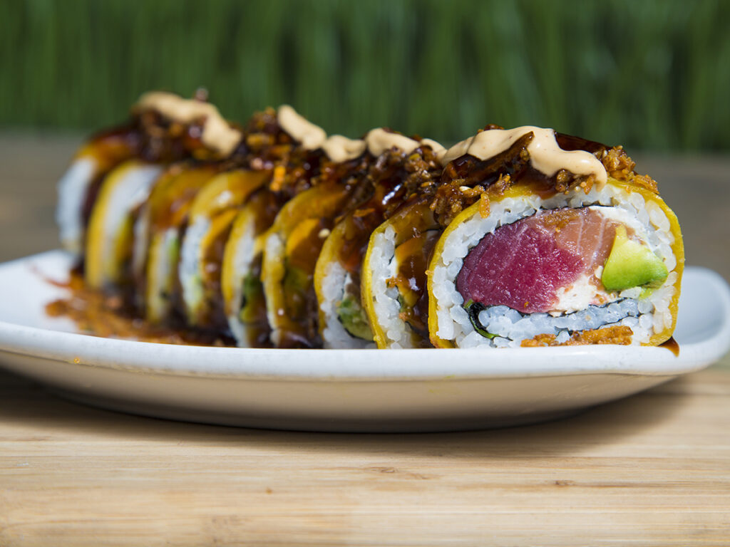 Roll de sushi con atún