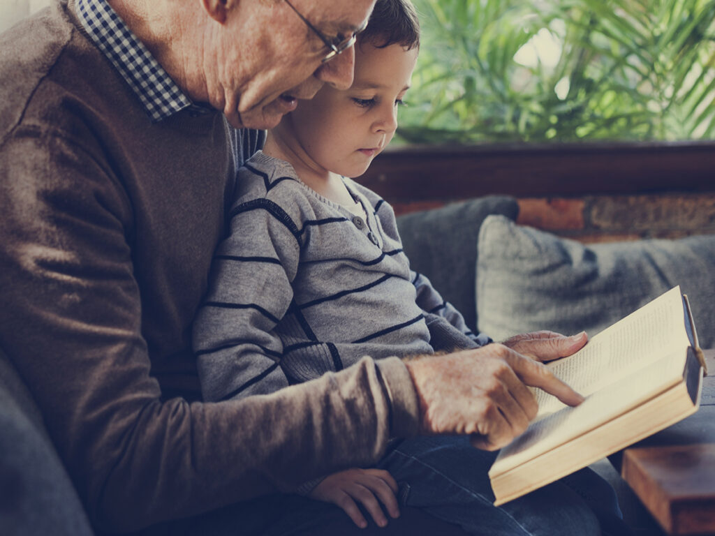 Abuelo y nieto leyendo juntos