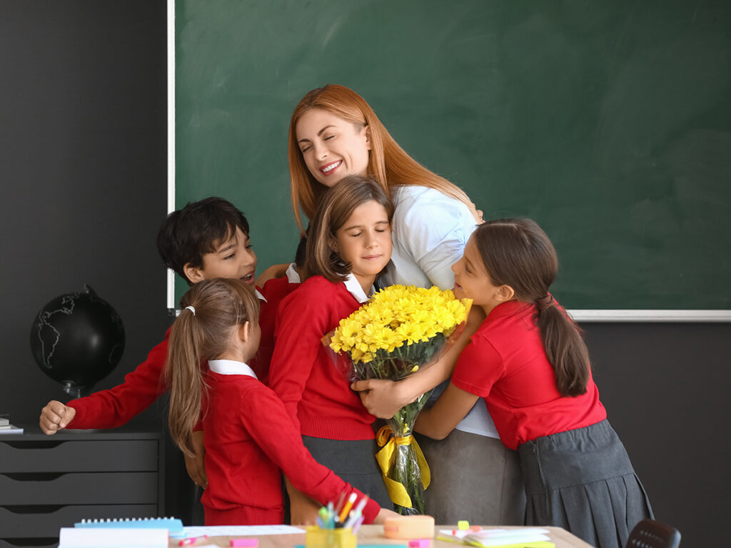 Unos alumnos sorprenden con un ramo de flores a su profesora