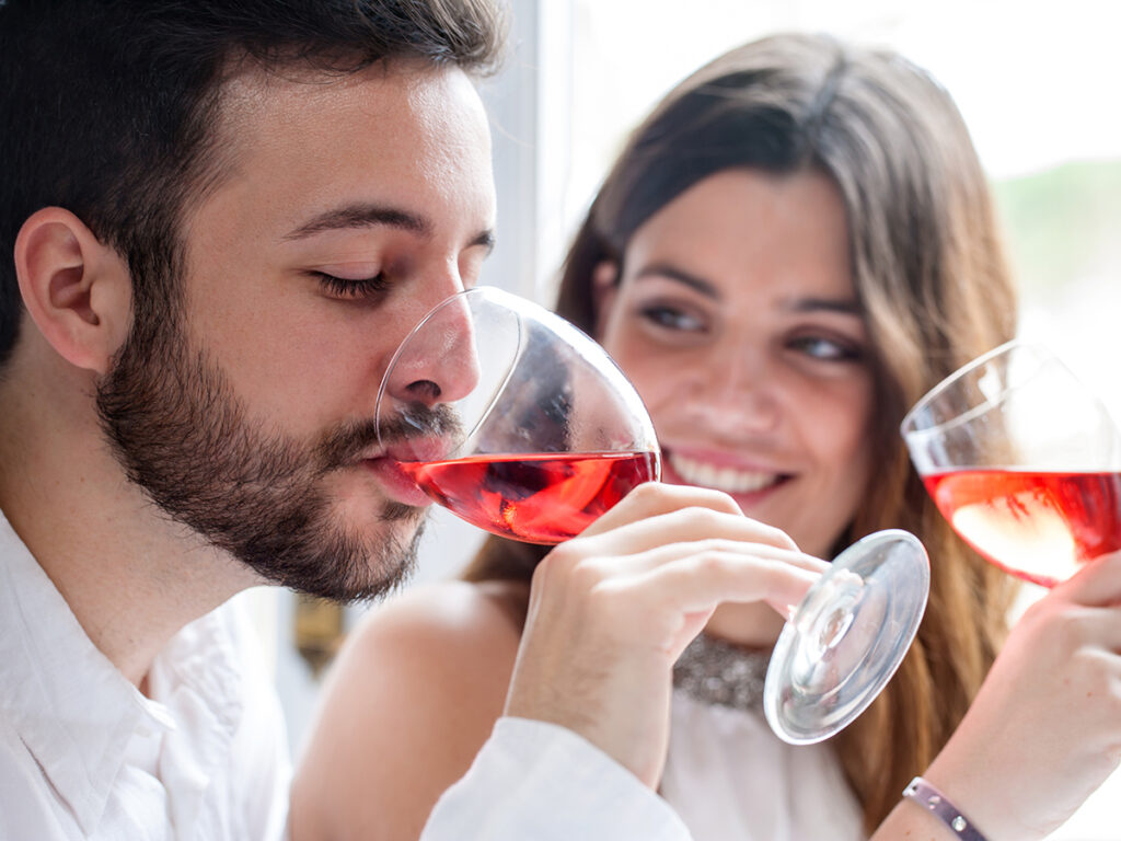 Una pareja disfruta de una cata de vinos