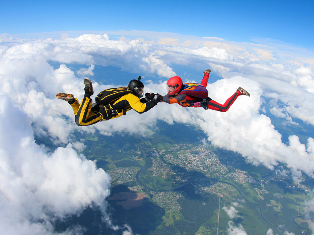Dos personas saltando en paracaídas