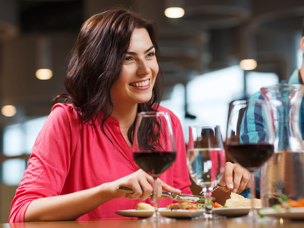 Mujer disfruta de una cena en un restaurante