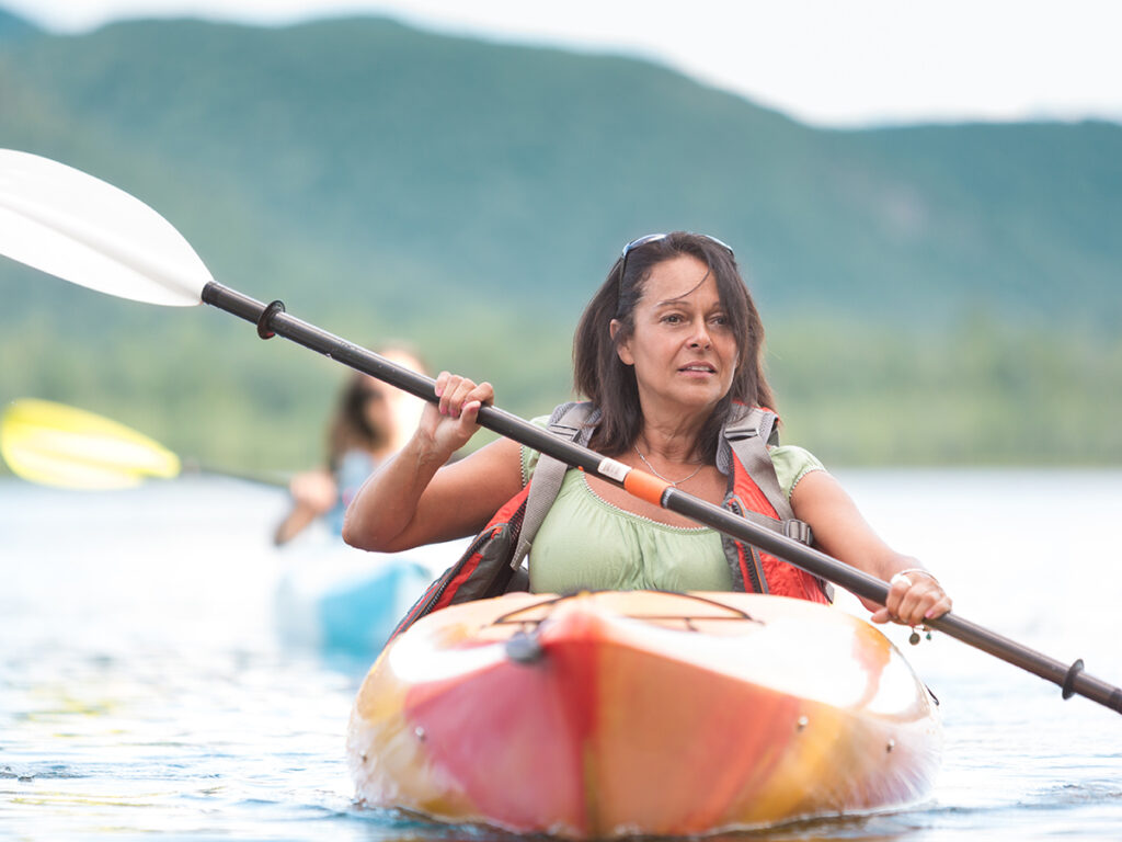Una mujer se divierte en un kayak