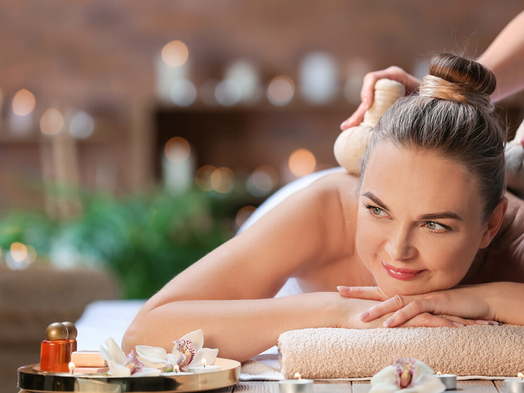 Una mujer recibiendo un masaje relajante en un spa