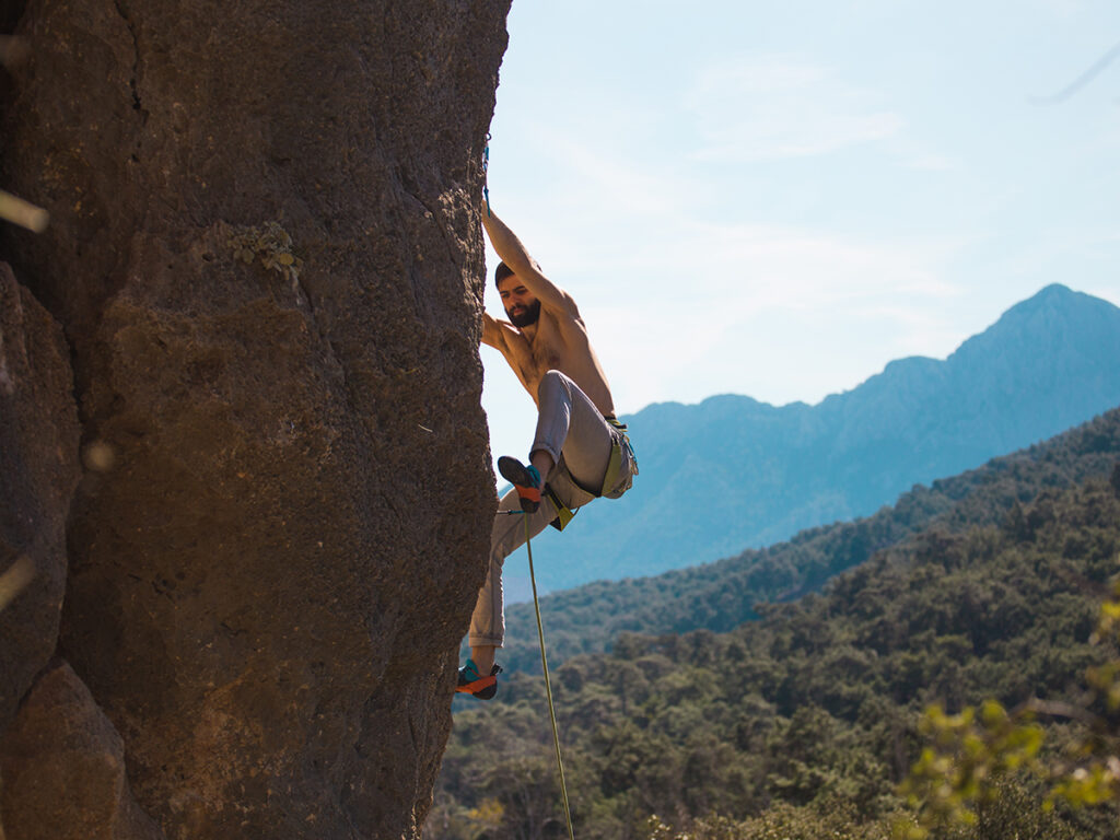 Hombre haciendo escalada en una pared de roca