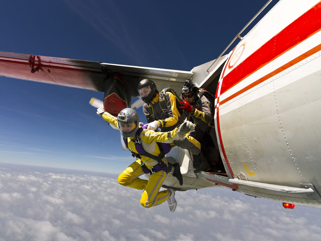 Dos personas en la avioneta para tirarse en paracaídas