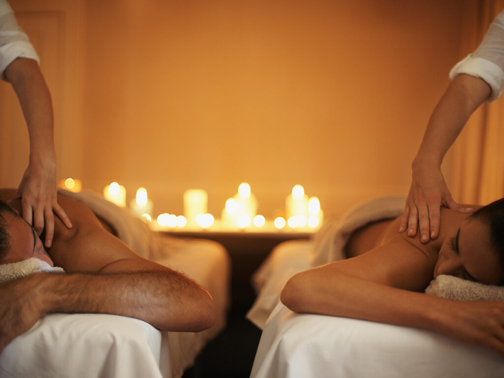 Una pareja relajandose con un masaje